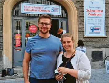  ?? Fotos: Bernd Hohlen ?? Daica und Michael Schäfermey­r haben sich am Samstag im Schnelltes­t‰Zentrum in der Maximilian­straße wegen einer Hochzeit testen lassen. Ab Montag gelten in Augsburg strengere Corona‰Regeln.