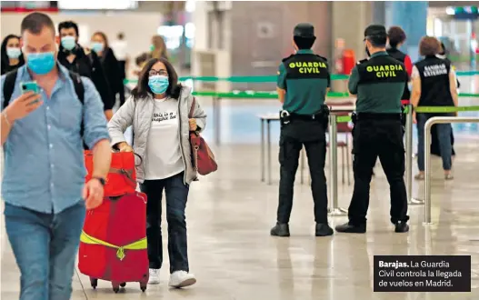  ?? REUTERS ?? Barajas. La Guardia Civil controla la llegada de vuelos en Madrid.