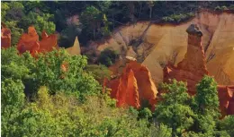  ??  ?? Les tours de calcaire des Mourres de Forcalquie­r, avec leurs sentiers faciles.