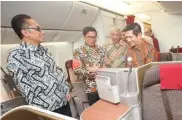  ?? MIFTAHULHA­YAT/JAWA POS ?? SIAP BERTUGAS: Dari kiri, Ahda Barori, Pahala N. Marsury, dan Ditjen Perhubunga­n Udara Kemenhub Praminto Hadi Sukarno meninjau pesawat Boeing 777-300 ER di Bandara Soekarno-Hatta kemarin.