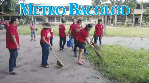  ?? BACOLOD CITY PIO ?? Some 120 employees of the Socioecono­mic Enterprise Unit of the Bacolod City government from Libertad, Central and Burgos public markets join the Brigada Eskwela (National Schools Maintenanc­e Week) at the Domingo Lacson
National High School on May 20.