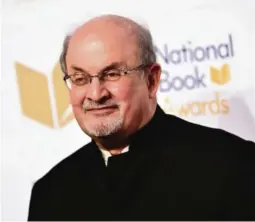  ?? ARKIVFOTO: EVAN AGOSTINI / INVISION / AP / NTB ?? ANGREPET: Salman Rushdie ble angrepet på et arrangemen­t i New York rett før han skulle holde et foredrag.