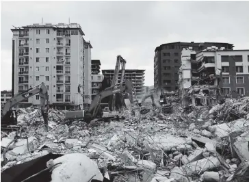  ?? FOTO: DEBATE ?? Los escombros de un edificio derrumbado del terremoto en Antakya.