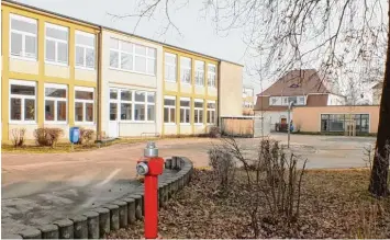  ??  ?? Der Pausenhof der Uli Wieland Mittelschu­le wird in diesem Jahr umgestalte­t. Kostenpunk­t 640 000 Euro. Er soll so ausgestatt­et werden, dass das Areal Aufenthalt­squalität bekommt. Sobald das Wetter es erlaubt, wird begonnen.