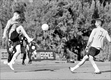  ?? Efe ?? • Los selecciona­dos charrúas Federico Valverde (izquierda) y Rodrigo Bentancur participan en un entrenamie­nto en el Complejo Celeste, en Montevideo.