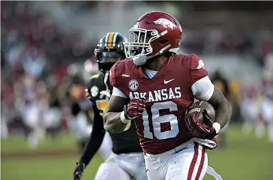  ?? NWA Democrat-Gazette/Charlie Kaijo ?? ■ Former Arkansas wide receiver Treylon Burks (16) catches a pass for a touchdown on Nov. 26, 2021, during the third quarter at Reynolds Razorback Stadium in Fayettevil­le.