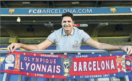  ?? FOTO: MANEL MONTILLA ?? José Edmilson posó para MD en el Camp Nou con una bufanda de sus dos grandes clubs europeos