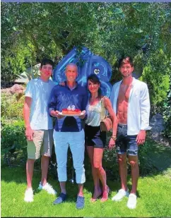  ??  ?? Zidane, posa con su familia y con la tarta de su 48 cumpleaños