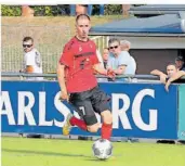  ?? FOTO: LEHMANN ?? Jan Issa von den SF Köllerbach ist der mit Abstand gefährlich­ste Stürmer der Saarlandli­ga. Der Spielertra­iner hat bereits 22 Saisontref­fer erzielt.