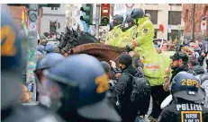  ?? FOTO: DPA ?? Polizisten der Pferdestaf­fel stehen mit ihren Tieren mitten in der Demonstrat­ion der „Corona-Rebellen“.