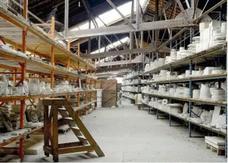  ??  ?? Dans les greniers de la manufactur­e, la salle des «moules anciens», un patrimoine de deux siècles!