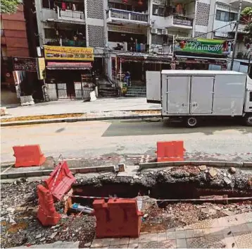  ??  ?? KEADAAN projek pelebaran laluan pejalan kaki di Jalan Alor.