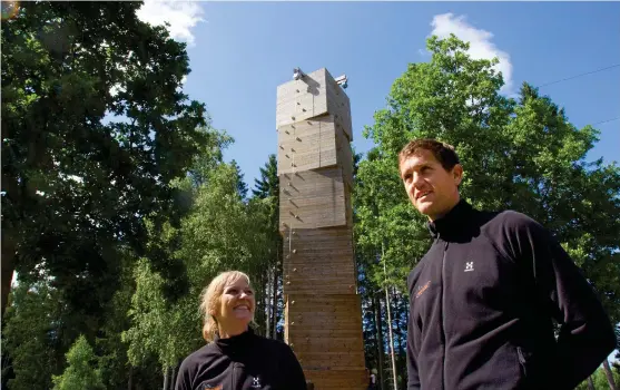  ?? Bild: Christophe­r Lembke ?? Matilda och Linus Nilsson äger och driver äventyrspa­rken vid foten av Hallandsås.