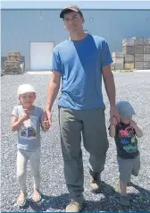  ??  ?? Gabriel, devant le nouvel entrepôt, en compagnie de ses enfants Mélodie et Julien.