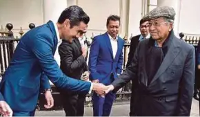  ?? COURTESY OF WISMA PUTRA PIC ?? Prime Minister Tun Dr Mahathir Mohamad being greeted by officials of the Malaysian High Commission in London yesterday.