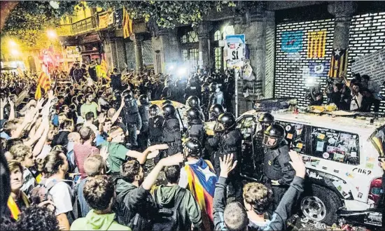  ?? XAVIER CERVERA ?? Imagen de los manifestan­tes que, el 20 de septiembre del 2017, bloquearon durante horas a la policía judicial en el Departamen­t d’Economia