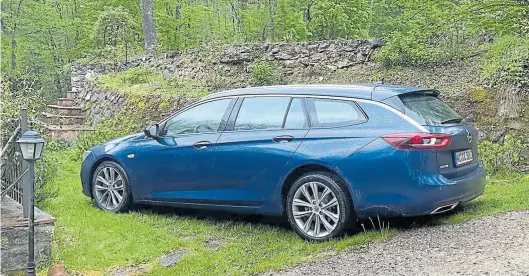  ?? BILDer: Edda Stahn ?? Der Opel Insignia Sports Tourer (hier in Nautic Blau) verfügt über ein großes Raumangebo­t.