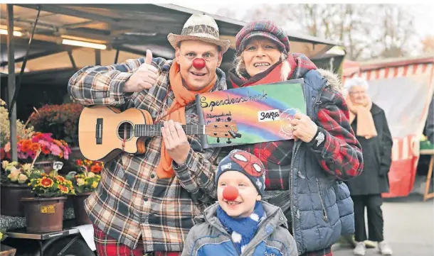  ?? FOTO: NORBERT PRÜMEN ?? Clown „Slim“und Carola Wolter bei der Spendenübe­rgabe auf dem Markt in Meerbeck.