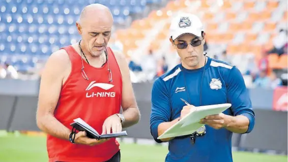  ?? / ARCHIVO EL SOL DE PUEBLA ?? José Luis
Sánchez Solá en sus días como técnico del Puebla con Zamogilny como auxiliar