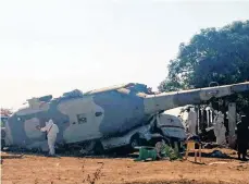  ?? /EFE ?? Parte de la nave que se precipitó a tierra en una zona en la que había varios vehículos.