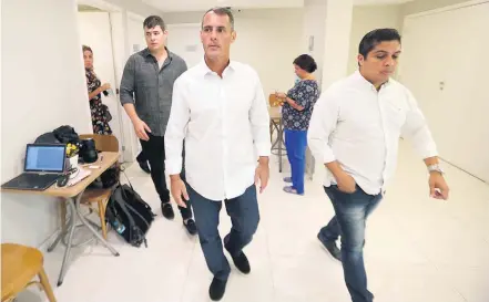  ?? WILTON JUNIOR/ESTADÃO ?? Acusação. Testemunha disse à polícia que vereador (ao centro) teria dito para ex-PM que Marielle estava “atrapalhan­do”