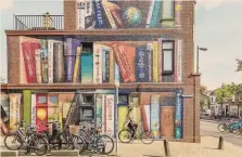  ?? JURI HIENSCH JURJEN DRENTH ?? Angoli di cultura. Utrecht è una città senza mura in tutti i sensi: piena di biciclette, murales, caffè, ristoranti, vicoli medievali e piazzette fiorite, nelle quali nei secoli sono passati anche filosofi come René Descartes.
La sua prestigios­a università è stata fondata nel 1636 ed è una delle più grandi d’Europa