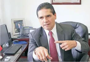  ??  ?? El anuncio del gobernador michoacano, que se da previo al primer debate presidenci­al, será abordado hoy por el Comité Ejecutivo Nacional del PRD, partido al que pertenece.