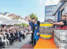  ??  ?? O’zapft is: Nach drei Schlägen von Oberbürger­meister Thilo Rentschler floss am Samstagmor­gen das Freibier.