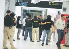  ?? FOTO: EL HERALDO ?? Agentes de la ATIC inspeccion­aron las oficinas de Migración de Toncontín, pero Barralaga Rivera ya había ingresado al país.