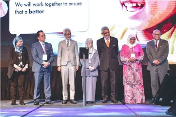  ??  ?? Wan Azizah (centre) and others during the ceremony to launch Malaysia Urban Forum 2019. — Bernama photo