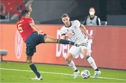  ??  ?? Beim 1:1 in Hinspiel war die DFB-Elf um Robin Gosens (r.) besser, musste aber in der Nachspielz­eit den Ausgleich hinnehmen.