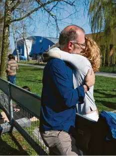  ?? Foto: Felix Kästle, dpa ?? Manchmal ist es nur ein Zaun, der zwei Menschen trennt. Wie hier an der deutschsch­weizerisch­en Grenze zwischen Konstanz und Kreuzlinge­n.