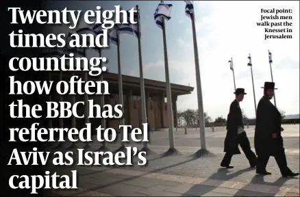  ?? PHOTO: FLASH90 ?? Focal point: Jewish men walk past the Knesset in Jerusalem