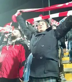  ??  ?? Nerio De Bortoli sabato allo stadio di Teramo con i tifosi del Vicenza: a destra nella «sciarpata» a fine partita
A lui spetta il compito di condurre la società nel corso dell’esercizio provvisori­o.