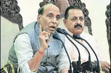  ?? NITIN KANOTRA /HT ?? Union home minister Rajnath Singh with PMO MOS Jitendra Singh in Jammu on Friday.