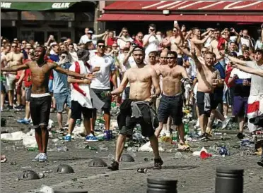  ??  ?? Englische Fans liefern sich in Marseille eine Straßensch­lacht mit der Polizei. Fotos (): Carl Court/getty Images