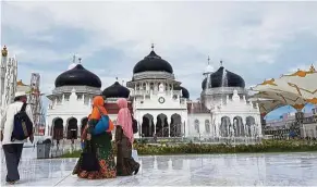  ??  ?? The sheer size of the group and poor weather ate into the time for visits to Banda Aceh attraction­s, such as Baiturrahm­an Grand Mosque, and activities such as shopping.