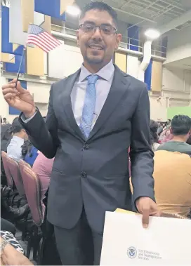  ??  ?? Sergio García, durante la ceremonia del jueves pasado en la que juró como ciudadano de Estados Unidos, tras haber aprobado el examen.