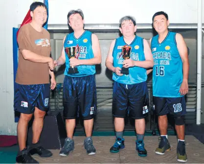  ?? (CONTRIBUTE­D FOTO) ?? 2-BALL COMPETITIO­N. Brothers Chester (3rd from the left) and Christophe­r (2nd from the left) Cokaliong receive their 1st Runner-up trophies from Samuel Sia (left) and Cecaba 2015 Season President Joel Chan (right)during their Cecaba Fun Day.