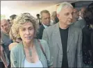  ??  ?? Anna Pruna y Rafel Niubó, tras el funeral