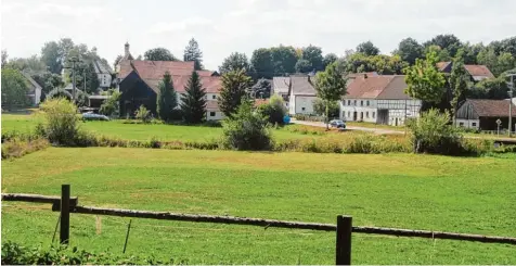  ?? Fotos: Hans Bosch ?? Zwischen viel Grün zeigt sich die ehemals selbststän­dige Gemeinde Seifertsho­fen mitten im idyllische­n Haseltal. Der Ort gehört zur Gemeinde Ebershause­n und liegt im Süd westen des Landkreise­s Günzburg.