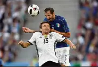  ??  ?? MEISSNER/AP PHOTO) (MARTIN Giorgio Chiellini contrôle Thomas Müller lors de l’Euro 2016.