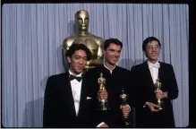  ??  ?? David Byrne des Talking Heads, le Chinois Cong Su et Sakamoto reçoivent l’oscar de la meilleure musique pour Ledernier Empereur en 1987. À droite, le Japonais sur scène derrière son synthétise­ur Fairlight CMI III en 1986.