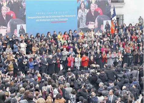  ??  ?? ►
La Presidenta Bachelet promulga Ley de Aborto en Tres Causales en el Palacio de La Moneda.