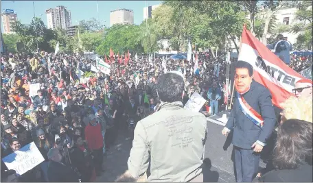  ??  ?? En la plaza, como parte del acto de protesta de los trabajador­es, actuó el cantante Ricardo Flecha y se representó una obra en la que, finalmente, el presidente de los EE.UU., Donald Trump, lleva preso al presidente Cartes.