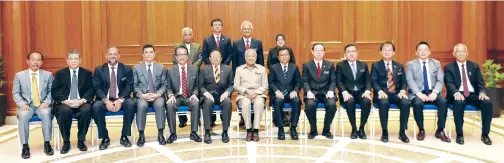  ??  ?? TUN Mahathir (tengah) bergambar dengan anggota jawatankua­sa yang bermesyuar­at pada Isnin. Kelihatan Shafie (enam kanan) dan Abang Hj Abdul Rahman Zohari (enam kiri).