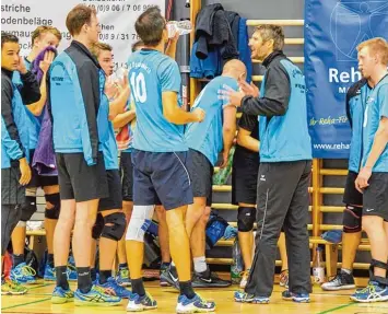  ?? Foto: Norbert Gayr ?? Ohne Trainerans­agen geht es dann doch nicht: Jürgen Faber (dritter von rechts) stellte sein Team gut auf die Partien gegen Türk heim 2 und Krumbach ein.