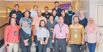  ?? ?? UTP deputy vice chancellor of Academic cum co-chairman of ESTCON, Prof Dr Hilmi Mukhtar (second row, third left) and his staff are seen during the meet-and-greet session with the media.