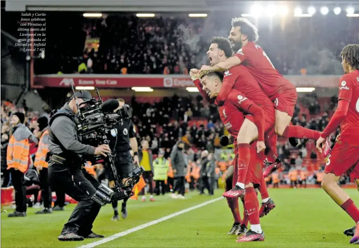  ?? ?? Salah y Curtis Jones celebran con Firmino el último tanto del Liverpool en la gran goleada al United en Anfield (¡era el 7-0!).