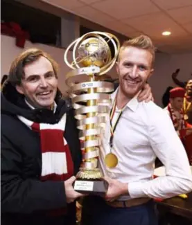  ?? FOTO TOM GOYVAERTS ?? Wim De Decker versie Antwerp. Hij torst twaalf maanden geleden de trofee die verbonden is aan de promotie naar eerste.